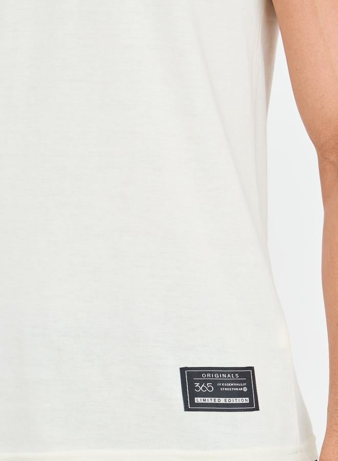 ستايلي تيشيرت بقصة عادية بطبعات شعارات ولوحات متباينة وتفاصيل شارة - Image 4